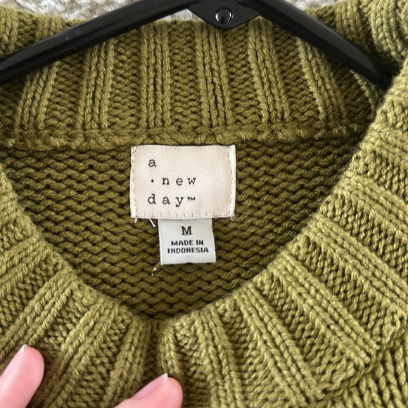 Army green sweater size M - Picture 3 of 3